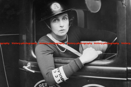 F014868 female ambulance - f014868,