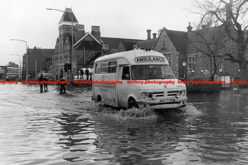 F015040 ambulance cardiff - f015040,